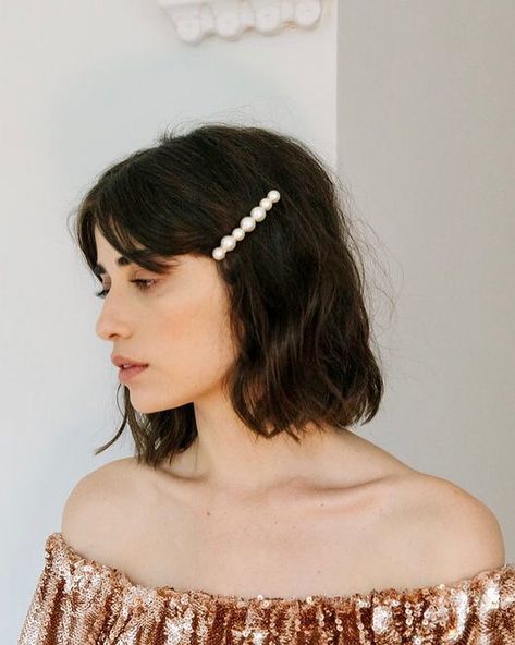 The side-barrette look is back in a big way💫 Take @britishvogue word for it and channel forever-muse Margot Tenenbaum in the Gretel Barrette! ➡swipe to see the feature & tap to shop #gretelbarrette Bobby Pin Hairstyles, Effortless Hairstyles, Pearl Hair Clip, Short Hair Updo, Trending Hairstyles, Pearl Hair, Peinados Faciles, Hair Accessories For Women, Scarf Hairstyles