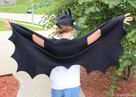 DreamWorks Dragons: Race to the Edge - Easy no sew dragon wings will transform your favorite How to Train You Dragon fan into their high flying dragon of choice. #Netflix #StreamTeam Diy Dragon Costume, Toothless Costume, Sew Halloween Costume, Meme Costume, Book Character Day, Dragon Birthday Parties, Dragon Hats, Bat Costume, Dragon Crafts