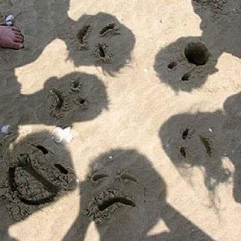 Sand Faces! What fun kids' summer activiites to do at the beach. I can imagine lots of giggles and creativity. Fotografi Urban, Beach Humor, Beach Family Photos, Photos Originales, Foto Tips, Beach Activities, Trik Fotografi, صور مضحكة, Foto Pose