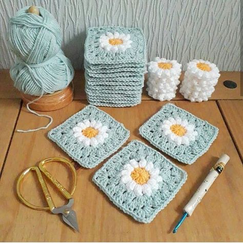 Daisies crochet granny squares Crochet Fish, Granny Square Crochet Patterns Free, Crochet Tutorial Pattern, Free Crochet Bag, Crochet Bedspread Pattern, Quick Crochet Patterns, Crochet Bag Pattern Free, Crochet Blanket Designs, Crochet Daisy