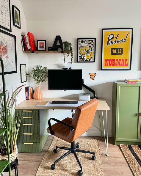 Gen Z Office, My Office At Work, Home Office Inspo, Desk Setup Ideas, Cozy Setup, Office At Work, Organized Desk, Cozy Desk, Desk Setups