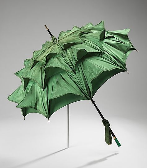 1915 parasol - bring on the sun!  metmuseum.org Green Color Schemes, Under My Umbrella, Umbrellas Parasols, Singing In The Rain, No Rain, Edwardian Era, Edwardian Fashion, Historical Costume, Vintage Love