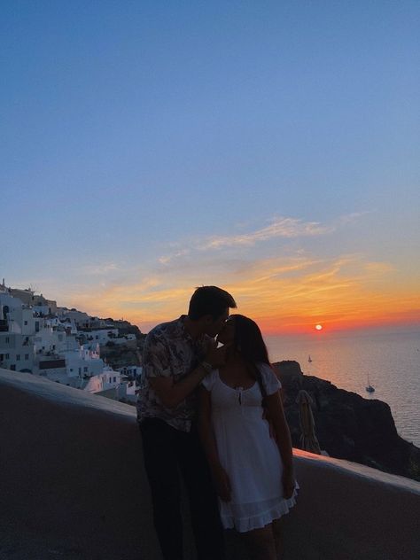 Mykonos Couple Pictures, Greece Aesthetics Honeymoon, Greece Vision Board Pictures, Santorini Greece Couple Goals, Greece Travel Aesthetic Couple, Greece Travel Couple, Greece Family Vacation Aesthetic, Greece Outfit Ideas Couple, Greece Romance Aesthetic