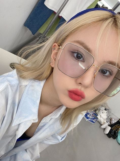 Duck Face, Hyun A, K Pop Star, G Friend, Cool Sunglasses, Pop Idol, Sunglasses Branding, Extended Play, Pop Group