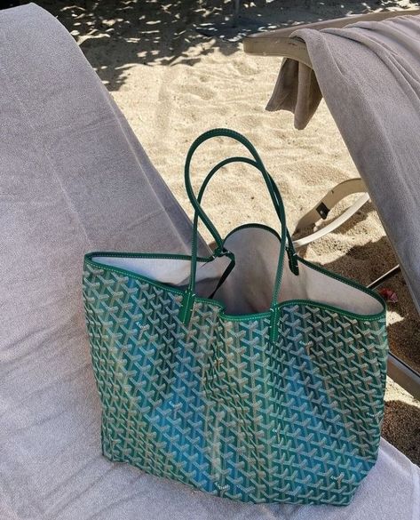 Goyard Purse, Estilo Blair Waldorf, Goyard Tote Bag, Goyard Tote, Sacs Design, Green Tote Bag, Green Tote, Goyard Bag, Fancy Bags