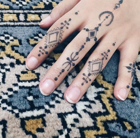 ~Berbère~ Berber Finger Tattoo, Berber Hand Tattoo, Morroco Tattoo, Henna Berbere, Love Wrist Tattoo, Berber Tattoo, Henne Tattoo, Abstract Tattoo Designs, Hand And Finger Tattoos