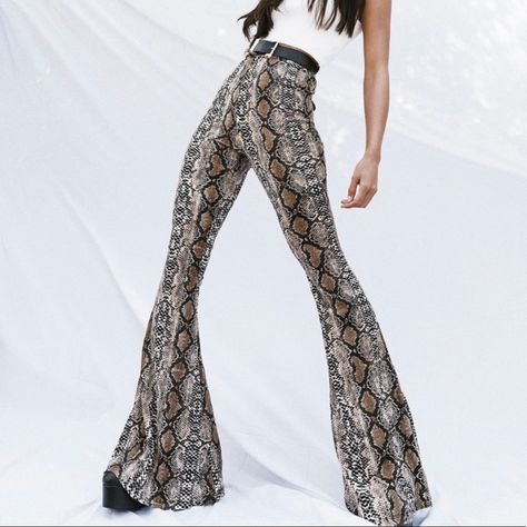 Super Stretchy And Soft Material Never Worn With Tags - Perfect Condition Flare Bottoms Very Vibrant Snake Print Snake Skin Outfit, Snake Print Outfit, Snakeskin Pants, Snake Pants, Flare Bottoms, Black And White Pants, Black Princess, Fashion Drawing Dresses, Linen Blend Pants