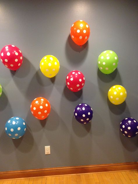 Rub balloons on the floor and stick them all over the wall (photo prop) Balloon Ideas, Wall Photo, On The Floor, Photo Prop, The Floor, Photo Props, The Wall, Photo Wall, Balloons