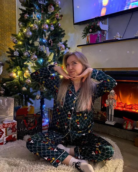 Christmas Tree Pajama Pictures, Christmas Tree Selfie Ideas, Christmas Tree Photoshoot Ideas, Christmas Tree Poses Instagram, Solo Christmas Photoshoot, Christmas Tree Poses, Christmas Photo Poses, Christmas Pj Photoshoot, New Year Photo Ideas