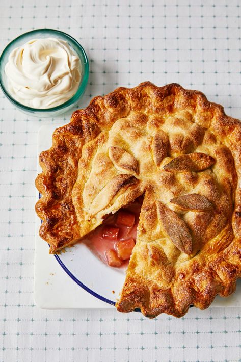 Mary Berry’s Rhubarb Plate Pie with Brandy Cream Roast Chicken Pie, Mary Berry Recipes Baking, Mary Berry Recipes, Amazing Pies, Cherry Bread, Chicken Pie Recipe, Curry Pasta, Salad Cake, Mary Berry Recipe