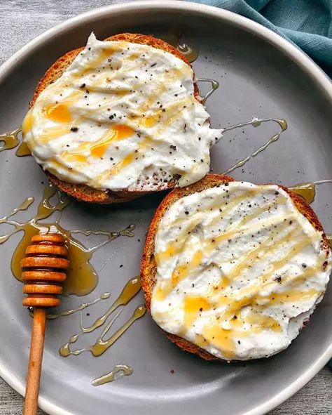 Honey Whipped Ricotta, Whipped Ricotta Toast, Acid Reflux Friendly Recipes, Ricotta Toast, Whipped Ricotta, Biscuits Diététiques, Ricotta Recipes, Honey Toast, Grain Bread