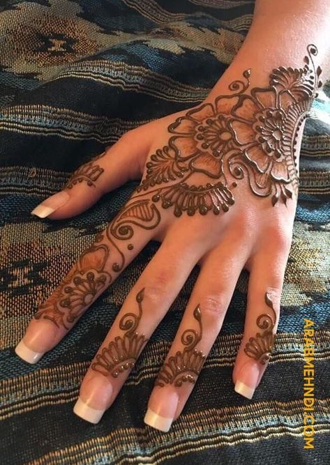 Feet Henna Designs, Henna Step By Step, Mehndi Saree, Motif Henna, Mehendi Tattoos, Brides Mehndi, Mehndi Clothes, Henna Palm, For Bridesmaids