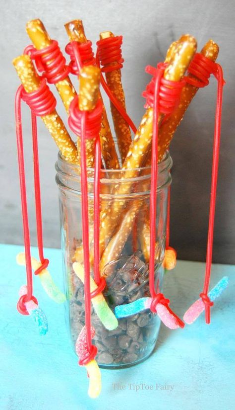 Pretzel Fishing Rods | The TipToe Fairy Tropisk Fest, Maluchy Montessori, Fest Mad, Fishing Birthday Party, Camping Birthday Party, Fishing Party, Kids Treat, Camping Birthday, Fishing Birthday