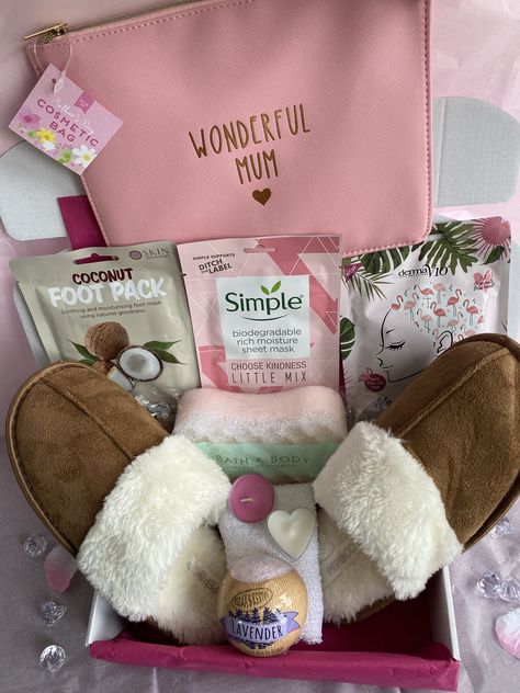 Pamper Gift Box for your Mum 💕🎁  Inside this box 💕 Fluffy beige slippers - choose your size: Small: {36/37} Medium: {38/39}, or Large {40/41} - the option is yours to choose on checkout  💕 Hydrating Face Mask (various types available 💕 Foot spa pack 💕 Nourishing hair pack 💕 'Wonderful Mum' cosmetic bag 💕 2 x Scented tea lights, one heart shaped, one round  💕 Bath & body sponge 💕 Flannel 💕 Scented Bath bomb  These larger boxes are white, and each box is lined with pink tissue paper and Mum Present Ideas Christmas, Mum Gifts Birthday, Gift Ideas For Mum Christmas, Small Bday Gifts, Mums Birthday Gift, Hamper Ideas For Women, Spa Basket Ideas, Mum Christmas Gift Ideas, Christmas Gift Ideas For Mum