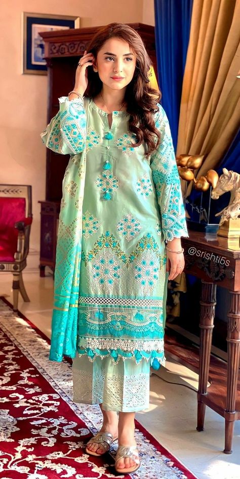 Meerab Dressing In Tere Bin, Shalwar Kameez Designs For Women, Designing Blouse, Sunanda Sharma, Style Outfits Summer, Summer Vibes Aesthetic, Lawn Dresses, Aesthetic Summer Outfits, Tere Bin