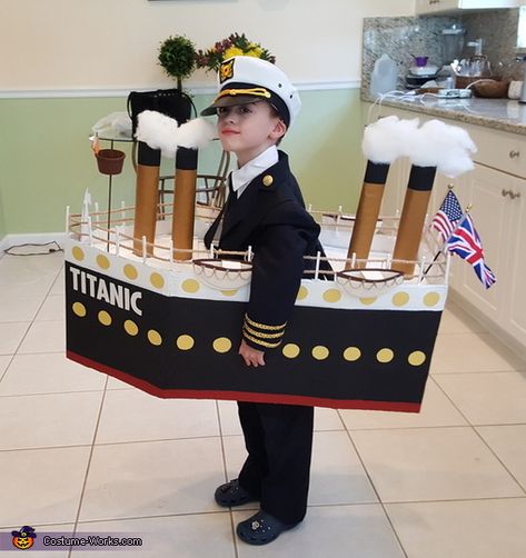 Titanic Costume, Fancy Dress Costumes Kids, Fancy Dress Competition, Clever Halloween Costumes, Book Week Costume, Homemade Halloween Costumes, The Titanic, Halloween Costume Contest, Creative Costumes