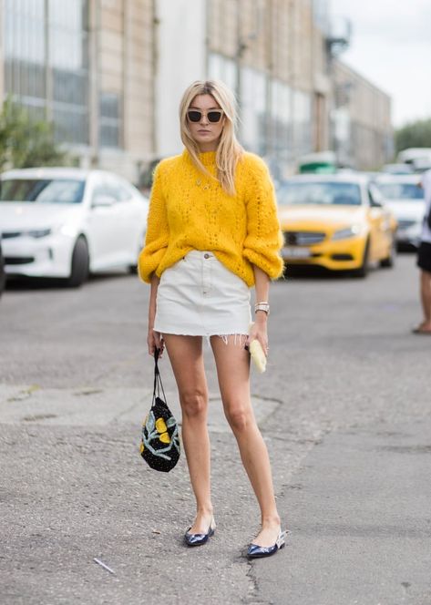 Opt For a Cheery Yellow Sweater and a White Denim Skirt Minimalist Spring Outfits, 70 Degree Weather Outfit, 70 Degrees, Fall Transition Outfits, White Denim Skirt, New Street Style, Rock Outfit, Street Style Trends, Outfit Inspiration Fall