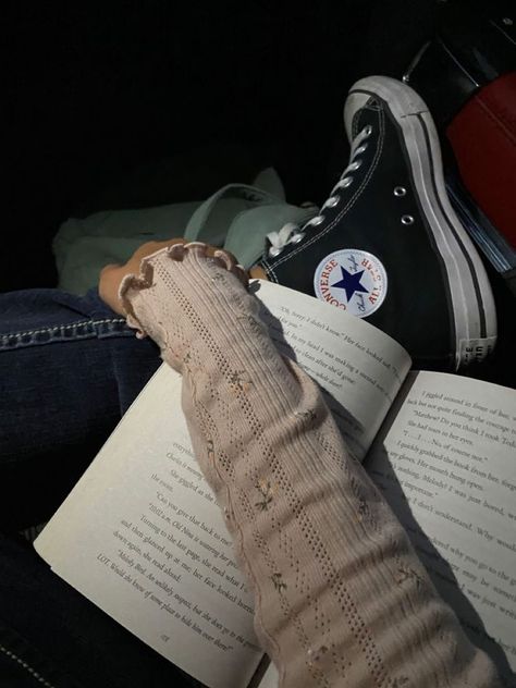 liz buxbaum | better than the movies Better Than The Movies, Estilo Ivy, All Stars Converse, Girl Reading, Foto Ideas Instagram, Book Girl, Gilmore Girls, My Vibe, Book Aesthetic