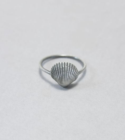 Seashells and pebbles are my secret love. This scallop seashell is the exact copy of the real one found in the Mediterranean sea. It is made in sterling silver with the lost wax casting technique. The seashell is approximately 12 mm x 12 mm. It is oxidised and brushed. Each ring is handmade to order and may slightly vary from the pictures. Please allow for subtle variations making each handmade piece unique. ----> All International Shipping is registered, with tracking number. For shipping and p Homemade Jewellery, Seashell Ring, Sommer Strand Outfit, Beach Rings, Beach Jewellery, Souvenir Jewelry, Architectural Jewelry, Summer Beach Jewelry, Coquille Saint Jacques