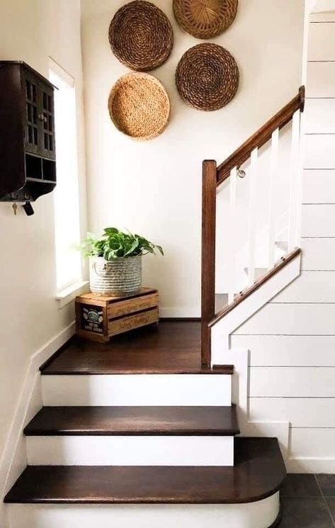 Stair Corner Decor, Small Stair Landing Decor, Stairway Landing Decor, Stair Landing Decor Ideas, Stairs Wall Decor Ideas, Stairs Wall Decor, Stair Landing Decor, Stair Wall Decor, Landing Decor