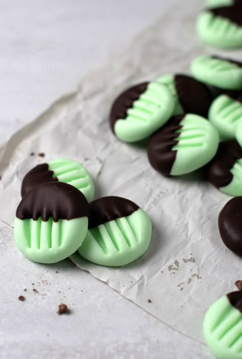 Peppermint Creams Chocolate Mints Candy, York Peppermint Patty Desserts, Misty Mints Recipe, Peppermint Butter Mints, Soft Christmas Peppermints, Christmas Cookies Mint, Peppermint Creams Recipe, Peppermint Patties Recipe, Peppermint Creams