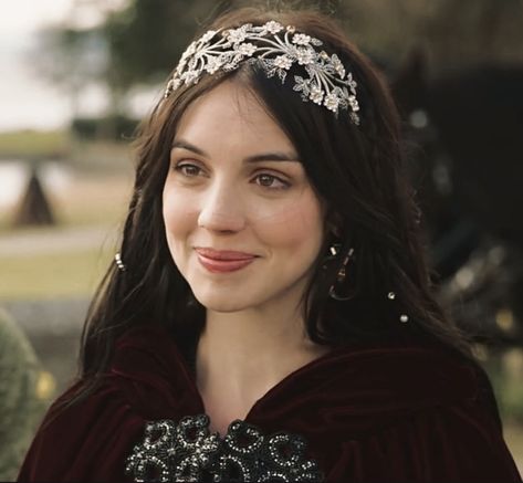 Adelaide kane as mary stuart in season 1 episode 1 of the tv show reign Queen Mary Reign, Marie Stuart, Reign Mary, Reign Fashion, Reign Dresses, Royalty Aesthetic, Mary Stuart, Adelaide Kane, Mary Queen Of Scots