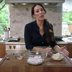 Joanna Gaines Shares Her Game Day Recipe for French Onion Dip: It's 'So Good' Joanna Gaines Mini Layered Biscuits, Layered Biscuits, Joanna Gaines Instagram, Magnolia Recipes, Easy Christmas Candy, Joanne Gaines, Joanna Gaines Recipes, Hot Cocoa Cookies, Baking Treats