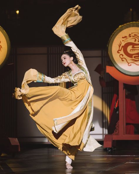 Traditional Vietnamese Clothing, Chinese Empress, Ballerina Poses, Guli Nazha, Dancing Pose, Chinese Dance, Dancer Pose, Fan Dance, Chinese Opera