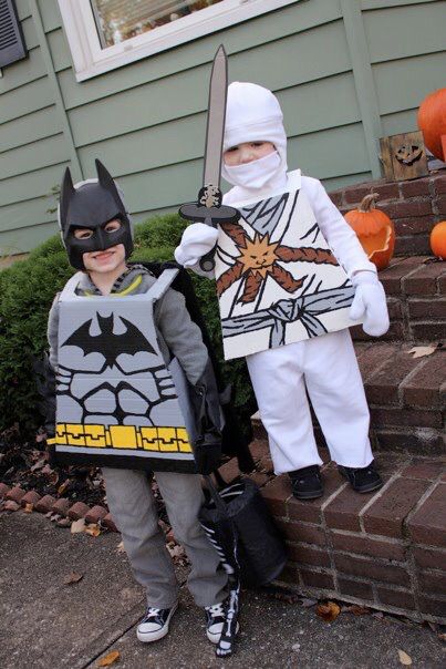 Homemade Halloween Costumes. Lego Batman & Lego Ninjago #lego #ninja #ninjago #batman #costume #halloween Batman Costume Halloween, Lego Batman Costume, Lego Costume Diy, Lego Halloween Costumes, Diy Costumes For Boys, Boys Halloween Costumes Diy, Diy Costumes Kids Boys, Sibling Halloween Costumes, Lego Costume