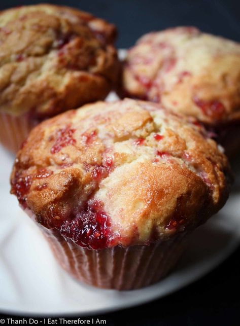 Muffins Cream Cheese, Raspberry Cream Cheese Muffins, Muffins Raspberry, Raspberry Buns, Breakfast Buns, Vanilla And Chocolate Cupcakes, Cream Cheese Breakfast, Raspberry Cream Cheese, Cheese Buns