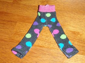 Hand Sewn Barbie Clothes, Barbie Sock Clothes, Barbie Clothes From Socks, Upcycle Socks, Sewing Leggings, Barbie Sweater, Habit Barbie, Barbie Sewing, Sewing Barbie Clothes