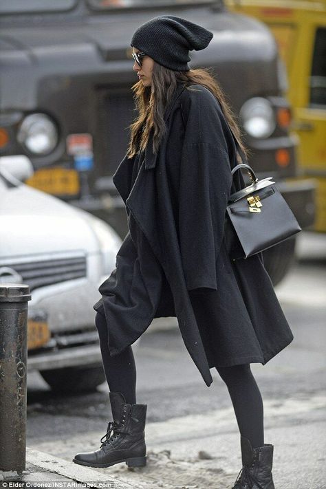 Chanel Combat Boots, Irina Shayk Style, Combat Boot Outfit, Woman In Black, Boating Outfit, Model Street Style, Black Combat Boots, Winter Outfit Inspiration, Irina Shayk