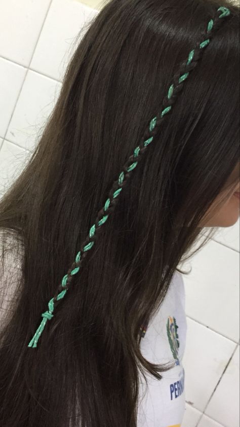 Thread In Hair Braids, Hair Braids Thread, Summer Hair Wraps Aesthetic, Colorful Hair String, Summer Hair Beads And Braids, How To Braid Thread Into Hair, Hair Wraps Thread Short Hair, Hair Braiding With Thread, Summer Hair Bead Braids