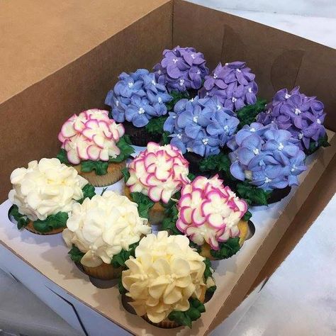 Hydrangea Cupcakes...these are the BEST Cupcake Ideas! Hydrangea Cupcakes, Frost Cupcakes, Cupcakes Design, Amazing Cupcakes, Cupcake Videos, Decoration Patisserie, Diy Cupcake, Diy Cupcakes, Gateaux Cake