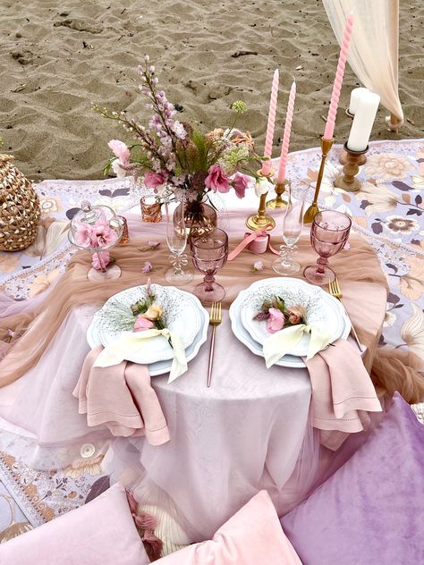 Luxury Proposal Picnic at Baker Beach San Francisco Indoor Luxury Picnic, Fall Luxury Picnic, Luxury Picnic Setup Ideas, Picnic Table Set Up, Proposal Picnic Set Up, Picnic Set Up, Picnic Themed Birthday Party, Luxury Picnic Setup, Lux Picnic