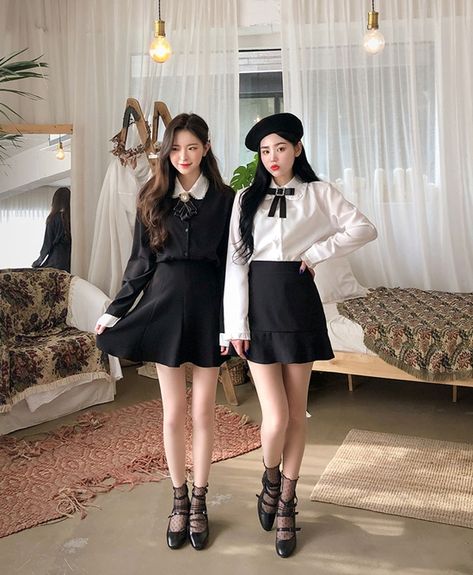 Korean Twin Fashion - Official Korean Fashion Twins Girl Ulzzang, Twinning Outfits Friends, Twins Clothes, Twin Clothes, Twinning Outfits, Twin Fashion, Twins Fashion, Matching Outfits Best Friend, Korean Best Friends