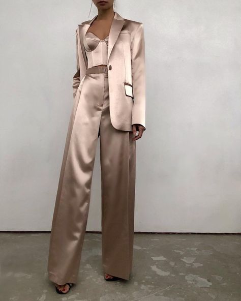 Pants Formal Outfit Wedding, Pant Suit Outfits For Women, Cocktail Suits Women, Suit Women Aesthetic, Coats For Women Classy, Suits For Women Classy, Satin Suit Women, Prom Suits Women, Bridesmaid Suit