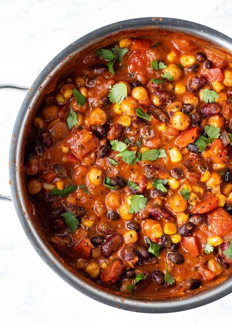 Vegan 3-Bean Chili | Haute & Healthy Living Vegan 3 Bean Chili, Chili Recipe Vegan, 3 Bean Chili Recipe, Chili Vegan, Vegan Chilli, Vegetarian Chili Recipe, Bean Chili Recipe, Chilli Recipes, Vegan Chili