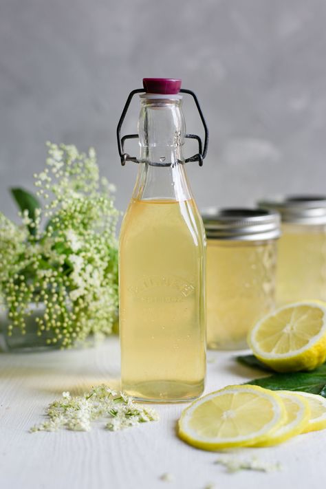 Classic Elderflower Cordial recipe. Fragrant and aromatic syrup, perfect to use in bakes, cocktails or on it's own! #elderflower #cordial #drinks #summer | via @annabanana.co Lemon Cordial Recipe, Elderflower Drink, Elderflower Recipes, Cordial Recipe, Elderberry Recipes, Fun Summer Drinks, Elderflower Cordial, Foraging Recipes, Foraged Food