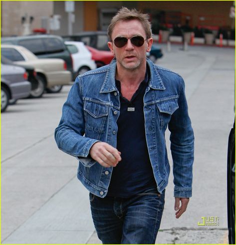 Daniel Craig: Denim Jacket Dude Denim Trucker Jacket Outfit, Men Club Outfit Night, Men Club Outfit, Trucker Jacket Outfit, Daniel Craig Style, Jacket Outfit Men, Daniel Graig, Denim Outfit Men, Best Man's Outfit