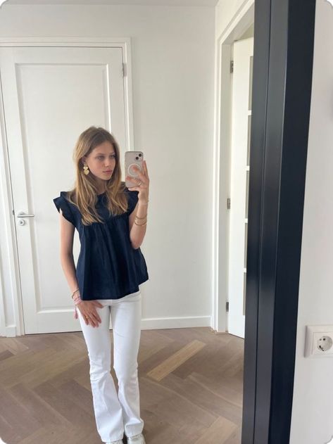 Fleurholme Style, Stolkhome Girl Outfits, Linnebyxor Outfit, Meet Me There, Stockholm Stil, Mode Instagram, White Jeans Outfit, Mode Zara, Skandinavian Fashion