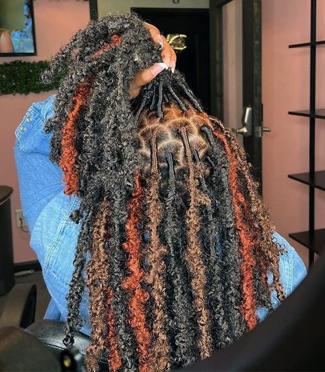 Catch the new mixed hair color trends now 💪. Get same short butterfly locs hair from @vchidohair Black And Burgundy Butterfly Locs, Copper Red Butterfly Locs, Butterfly Locs Color Combo, Gray Butterfly Locs, Mixed Color Soft Locs, Butterfly Locs With Color Long, Butterfly Locs Bob With Color, Color 30 Butterfly Locs, Butterfly Locs Ombre