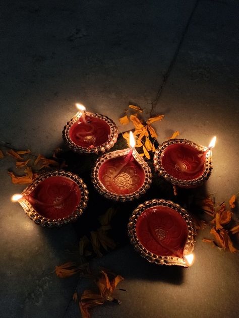 Red Traditional Aesthetic, Indian Autumn Aesthetic, Indian Candles Aesthetic, Diya Aesthetic Indian, Nostalgic Indian Things, Aesthetic Diya Photos, Indian Red Aesthetic, Indian Core Aesthetic, Diyas Aesthetic