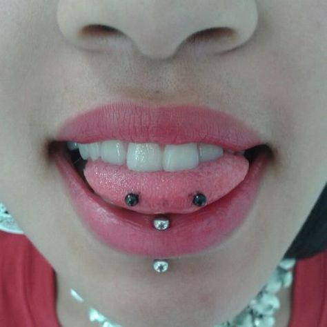 We go through all of the most popular piercings, describing how much each one is likely going to hurt, so you'll know exactly what to expect on the day. Snakebites Piercings, Snake Eyes Tongue Piercing, Venom Piercing, Least Painful Piercings, Snake Eyes Piercing, Piercings Bonitos, Snake Bite Piercing, Tongue Piercings, Piercing Tongue