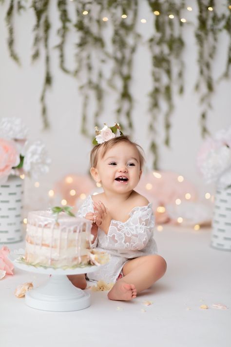 Cake Photoshoot, Baby Birthday Photoshoot, Smash Cake Girl, Baby Cake Smash, 1st Birthday Pictures, 1st Birthday Photoshoot, First Birthday Pictures, 1st Birthday Cake Smash