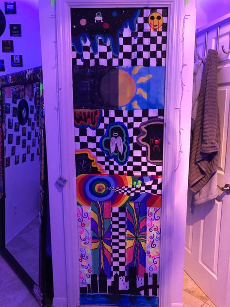 Trippy Door Painting Ideas, Cool Painted Doors, Door Painting Ideas Bedroom Boho, Trippy Door Painting, Cool Door Painting Ideas Bedroom, Cool Door Painting, Door Art Bedroom Paint, Door Painting Ideas Bedroom Aesthetic, Door Art Bedroom