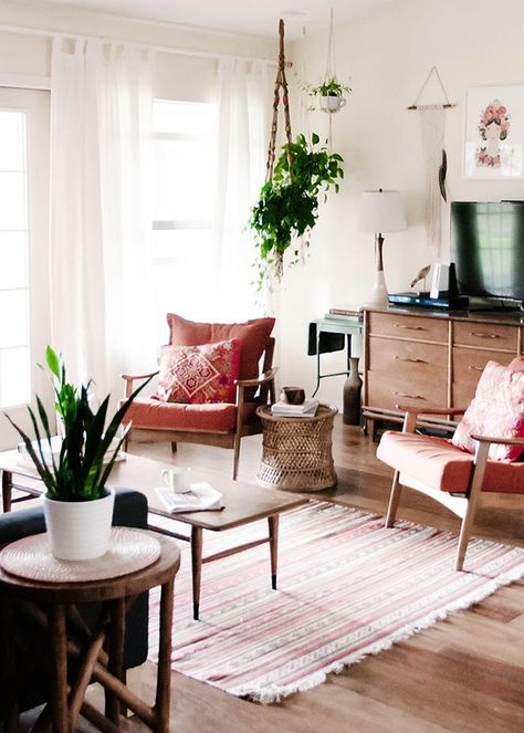 7 Tips to buying vintage for your home decor and when to buy new Koti Diy, Minimalist Dekor, Future People, Interior Boho, Interior Design Minimalist, Apartment Decoration, Flat Screen Tv, Bohemian House, Casa Vintage