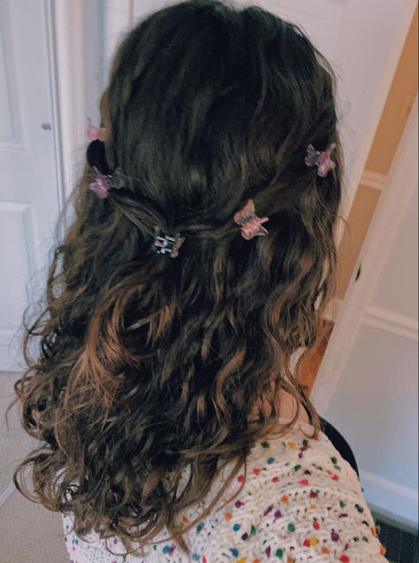 Hair W Butterfly Clips, Butterflies Clips Hairstyles, Hair Styles Butterfly Clips, Curly Hair Styles With Butterfly Clips, Mini Butterfly Claw Clip Hairstyles, Easy Hairstyles With Butterfly Clips, Easy Butterfly Clip Hairstyles, Hairstyles With Small Butterfly Clips, Hairstyles To Do With Butterfly Clips