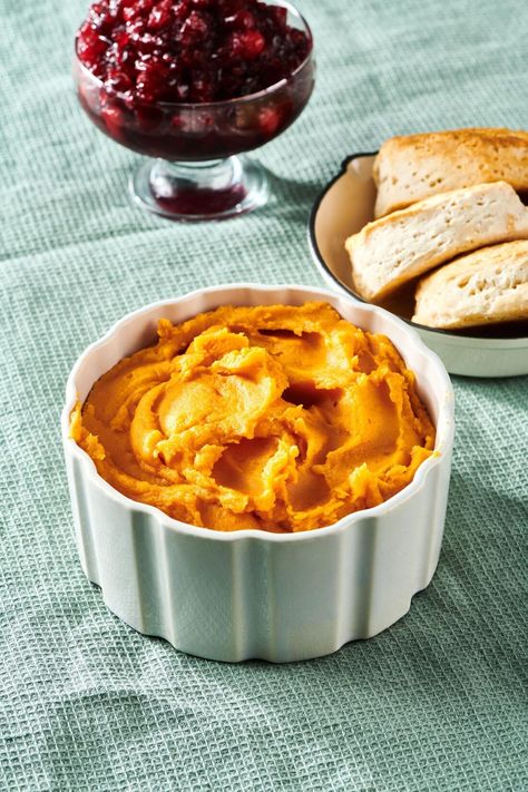 Garlic Mashed Sweet Potatoes Recipe / The addition of roasted garlic (which cooks right along with the sweet potatoes) adds a very savory twist. #easyrecipes #familyfriendly #familyfavorites #quickmeals #pantrycooking #sides #holidaymeals #weeknightdinner #comfortfood Mashed Sweet Potato Recipes, Mashed Sweet Potato Recipe, Christmas Side Dishes Recipes, Best Garlic Mashed Potatoes, Mashed Sweet Potatoes Recipe, Garlic Mashed Potatoes Easy, Garlic Parmesan Mashed Potatoes, Gravy For Mashed Potatoes, Creamy Garlic Mashed Potatoes