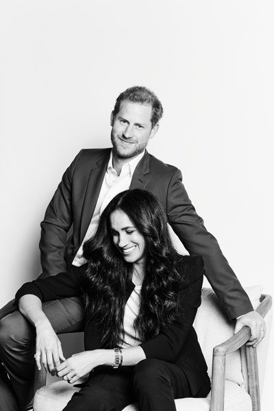 Prince Harry and Meghan Markle look relaxed and at home in a new photo released to mark their Time 100 Talks special. #Royals #Royal #RoyalFamily #PrinceHarry #DukeofSussex #MeghanMarkle #DuchessofSussex #Cartier #PrincessDiana #Time100 #Time100Talks #blackandwhite Prințesa Diana, Prins Harry, Prince Harry And Megan, Meghan Markle Prince Harry, Prinz Harry, Business Photoshoot, Pose Fotografi, Business Portrait, Engagement Photo Poses